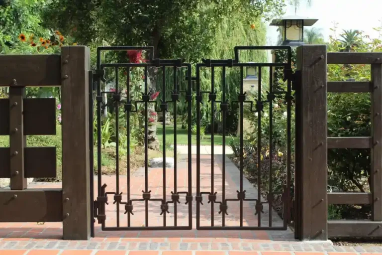 aluminum fence gate